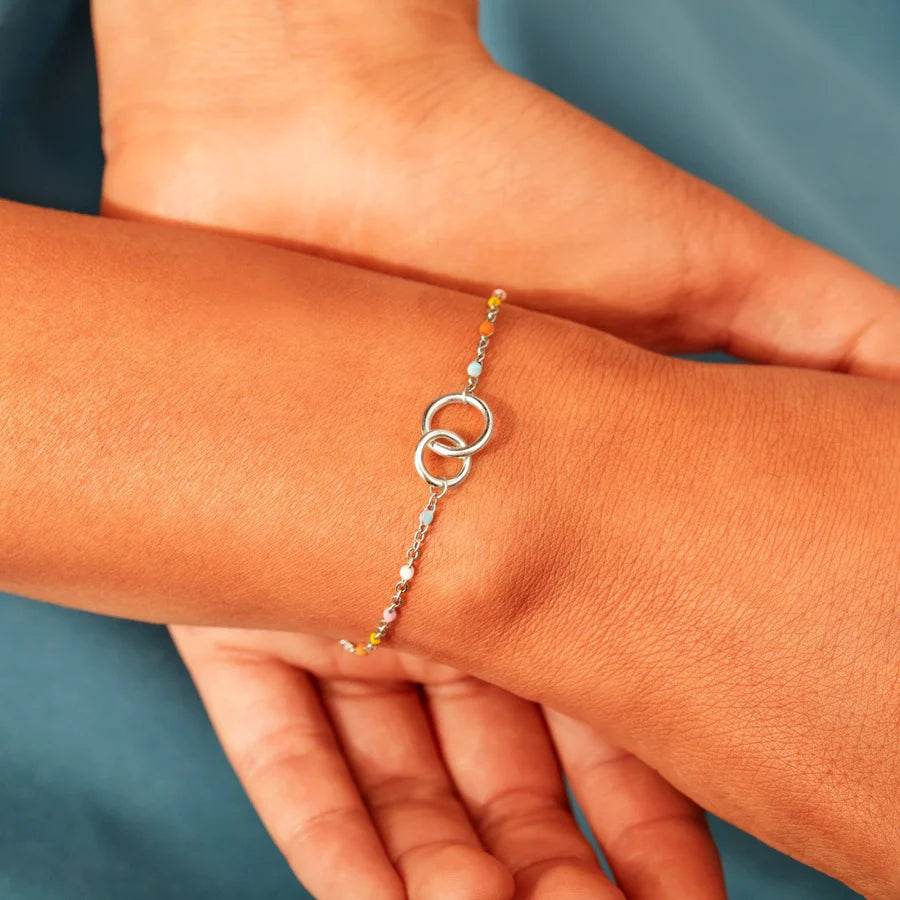 THE LOVE BETWEEN AUNT & NIECE IS FOREVER INTERLOCKING BRACELET